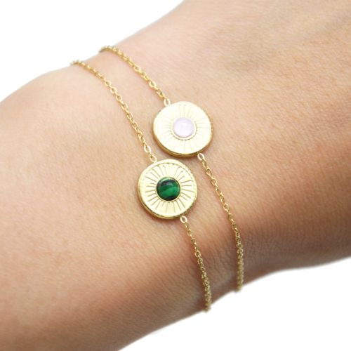 Bracelet-Fine-Chaine-avec-Cercle-Grave-Soleil-Acier-Dore-et-Pierre-Couleur