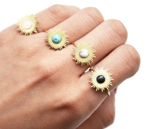 Bague-Reglable-avec-Soleil-Acier-Dore-et-Pierre-Couleur