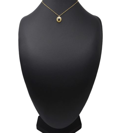 Collier-Fine-Chaine-avec-Ovale-Martele-Acier-Dore-et-Pierre-Noire