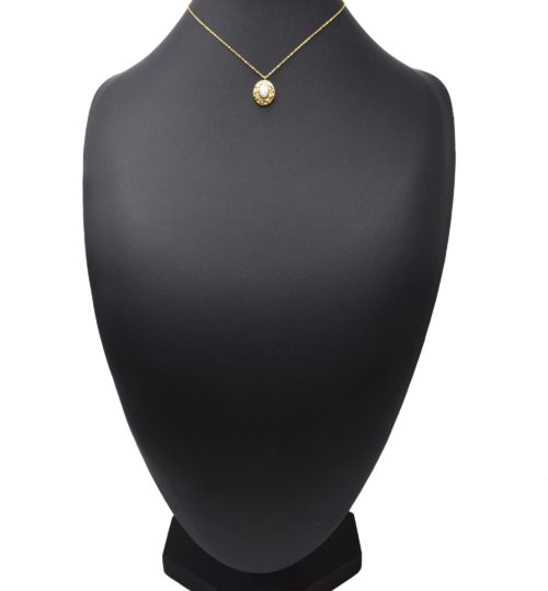 Collier-Fine-Chaine-avec-Ovale-Martele-Acier-Dore-et-Pierre-Blanche