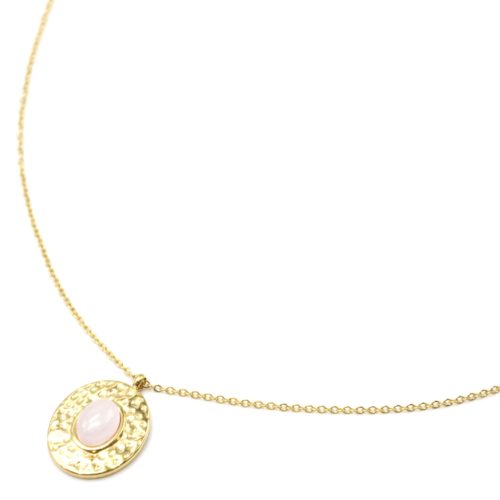 Collier-Fine-Chaine-avec-Ovale-Martele-Acier-Dore-et-Pierre-Rose-Pale