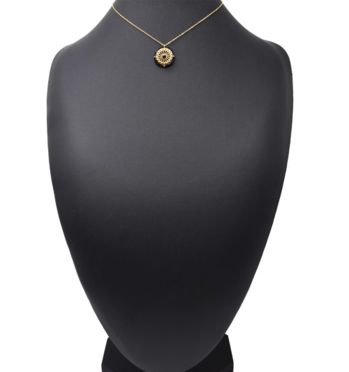 Collier-Pendentif-Fleur-Ajouree-Acier-Dore-Pierre-et-Contour-Perles-Noires