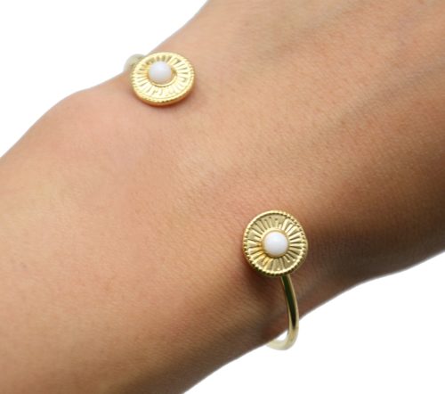 Bracelet-Jonc-avec-Double-Cercles-Graves-Soleil-Acier-Dore-et-Pierre-Blanche