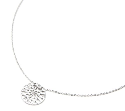 Collier-Pendentif-Medaille-Patinee-Martelee-Motif-Ajoure-Acier-Argente