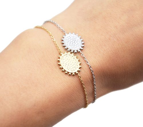 Bracelet-avec-Medaille-Martelee-Contour-Billes-Acier