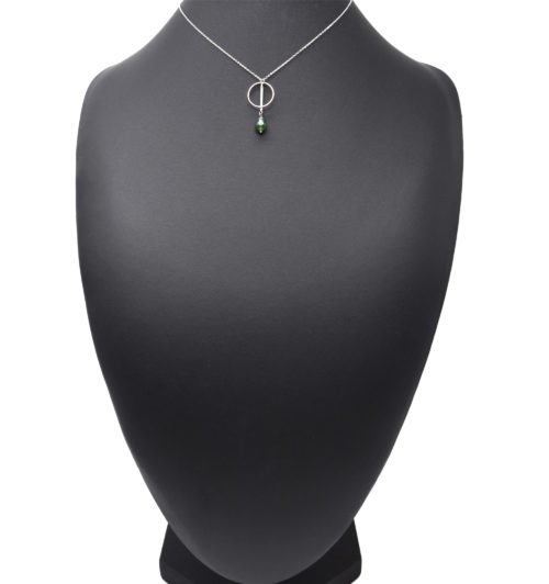 Collier-Fine-Chaine-Pendentif-Cercle-Barre-Acier-Argente-et-Pierre-Goutte-Verte