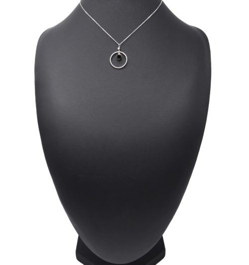 Collier-Fine-Chaine-Pendentif-Cercle-Contour-Acier-Argente-et-Pierre-Noire