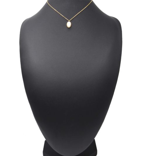 Collier-Pendentif-Pierre-Ovale-Blanche-et-Contour-Acier-Dore