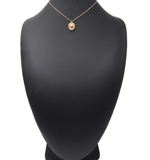 Collier-Pendentif-Medaille-Ovale-Relief-Points-Acier-Dore-et-Pierre-Rose