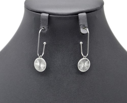 Boucles-dOreilles-Crochet-Pendant-avec-Medaille-Gravee-Soleil-Acier-Argente
