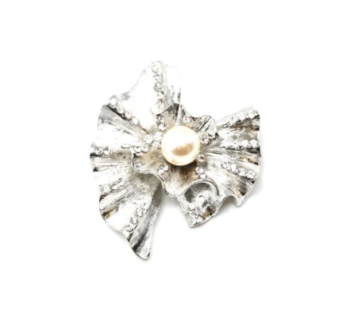 Broche-Epingle-Coquille-Relief-Metal-Strass-Argente-avec-Perle-Ecru