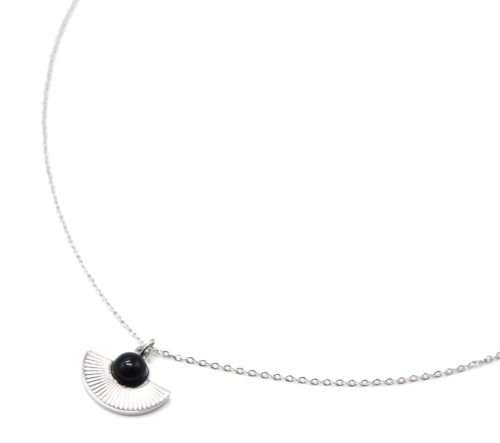 Collier-Pendentif-Demi-Cercle-Motif-Rayons-Acier-Argente-et-Pierre-Noire