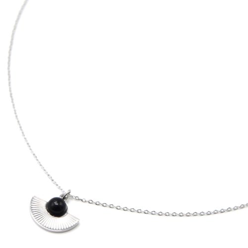 Collier-Pendentif-Demi-Cercle-Motif-Rayons-Acier-Argente-et-Pierre-Noire