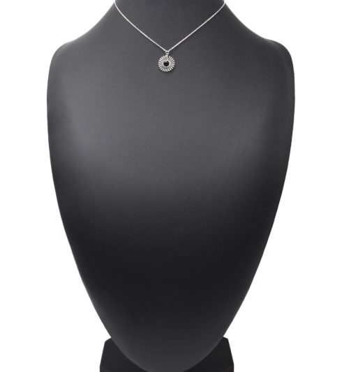 Collier-Pendentif-Soleil-Motif-Points-Acier-Argente-et-Pierre-Noire