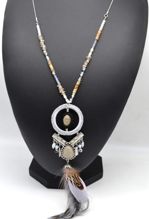 Sautoir-Collier-Perles-Pendentif-Cercle-Pierres-Effet-Marbre-Gris-et-Plumes