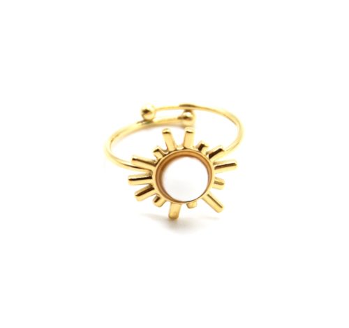 Bague-Fine-avec-Soleil-Acier-Dore-et-Pierre-Blanche