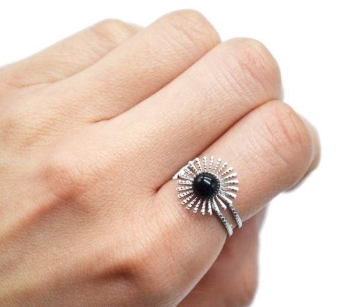 Bague-Anneau-Ajoure-avec-Soleil-Points-Acier-Argente-et-Pierre-Noire