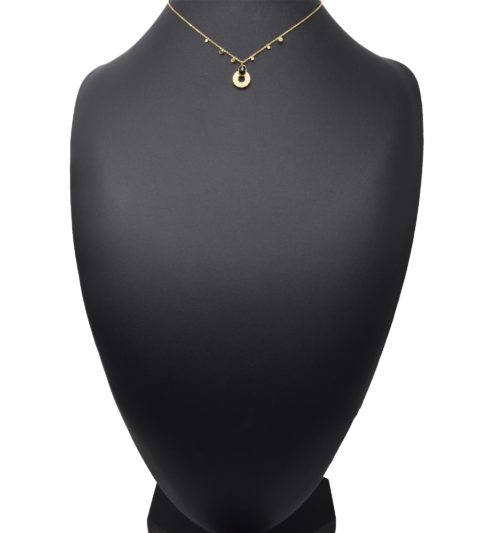 Collier-Pendentif-Medaille-Ajouree-Martelee-Acier-Dore-Pierre-Noire-et-Mini-Pampilles