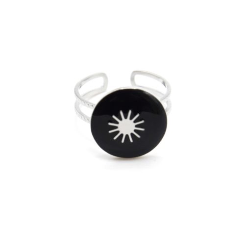 Bague-Anneau-Ajoure-avec-Medaille-Resine-Noire-et-Soleil-Acier-Argente