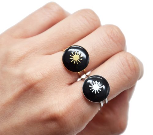 Bague-Anneau-Ajoure-avec-Medaille-Resine-Noire-et-Soleil-Acier