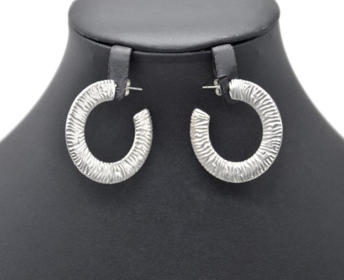 Boucles-dOreilles-Cercle-Ouvert-Martele-Motif-Zebre-Acier-Argente