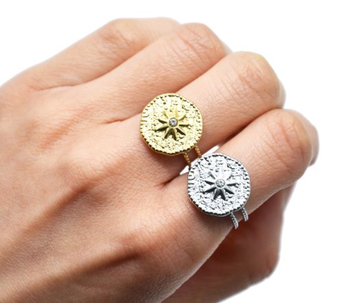 Bague-Anneau-Ajoure-avec-Medaille-Martelee-Soleil-Acier-et-Strass