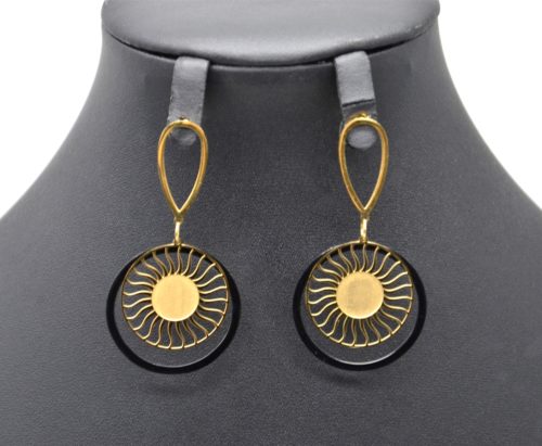 Boucles-dOreilles-Statement-Cercle-Noir-et-Soleil-Ajoure-Acier-Dore