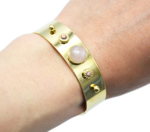 Bracelet-Manchette-Acier-Dore-avec-Pierres-Rose-Pale-et-Billes