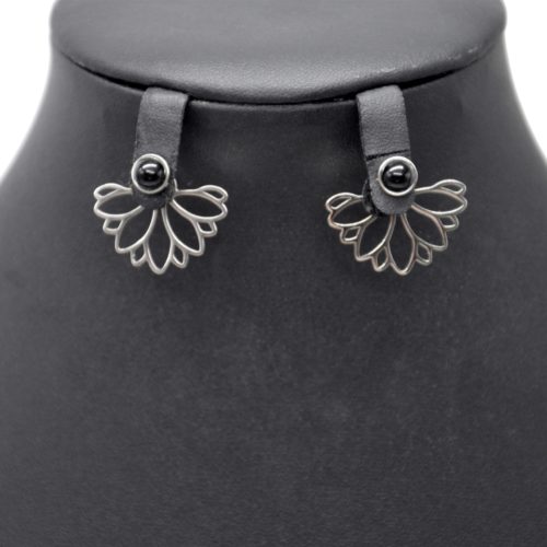 Boucles-dOreilles-2-en-1-Perle-Noire-et-Petales-Contour-Acier-Argente