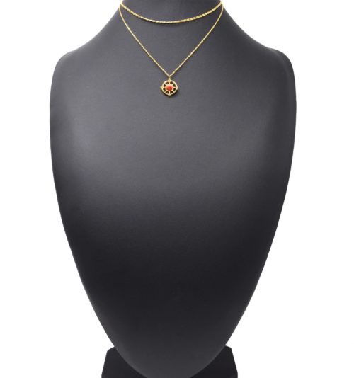 Collier-Double-Chaines-Acier-Dore-Pendentif-Rose-des-Vents-et-Pierre-Rouge