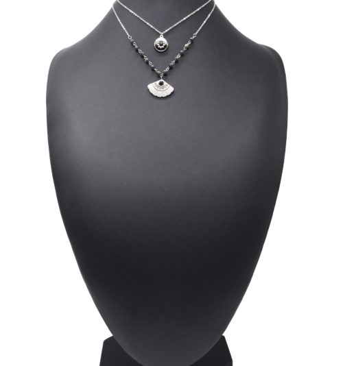 Collier-Double-Chaines-Acier-Argente-avec-Pierres-Noires-Medaille-et-Eventail-Strass