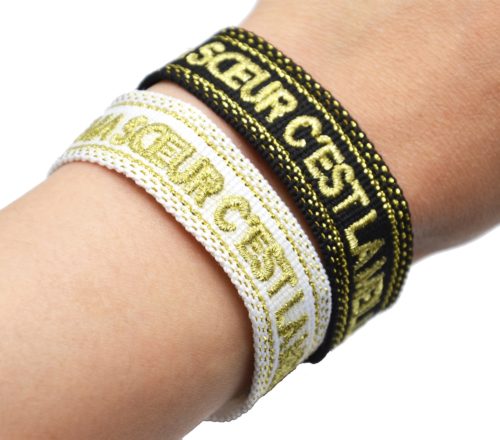 Bracelet-Manchette-Broderie-Ma-Soeur-C-est-La-Meilleure-Dore-et-Pompons