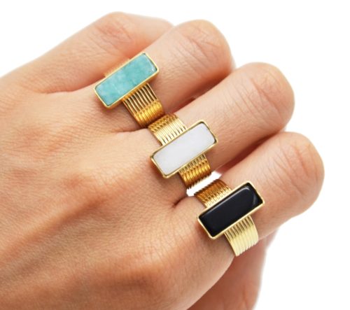 Bague-Anneau-Rayons-Acier-Dore-avec-Pierre-Rectangle