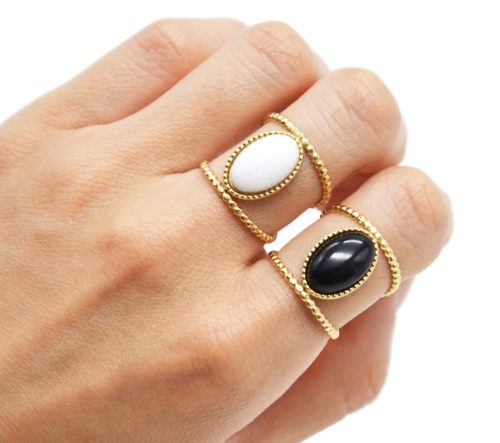 Bague-Manchette-Ajouree-avec-Pierre-Ovale-Noir-Contour-Points-Acier-Dore