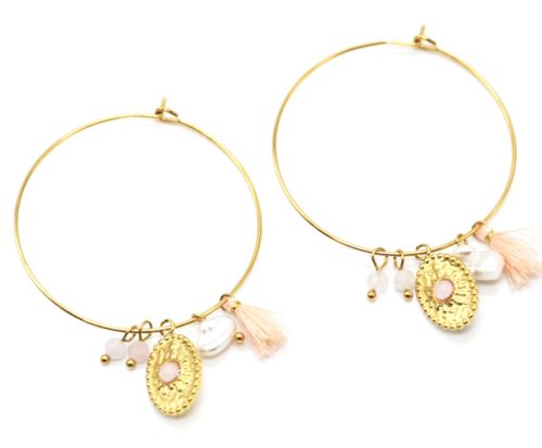 Boucles-dOreilles-Creoles-Acier-Dore-avec-Medaille-Martelee-Perles-et-Pompon-Rose