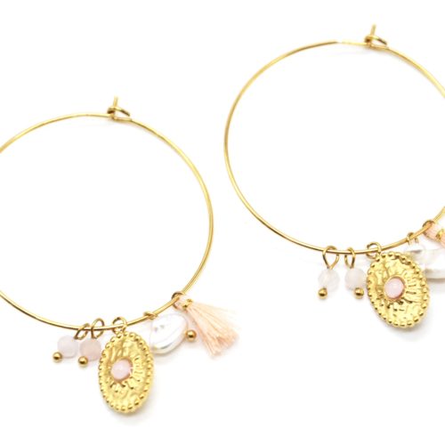 Boucles-dOreilles-Creoles-Acier-Dore-avec-Medaille-Martelee-Perles-et-Pompon-Rose