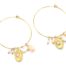 Boucles-dOreilles-Creoles-Acier-Dore-avec-Medaille-Martelee-Perles-et-Pompon-Rose