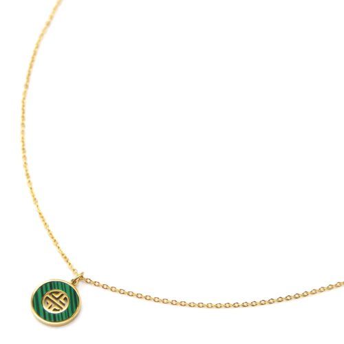 Collier-Fine-Chaine-Pendentif-Medaille-Pierre-Verte-et-Motif-Grec-Acier-Dore