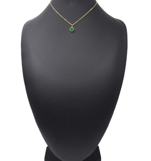 Collier-Fine-Chaine-Pendentif-Medaille-Pierre-Verte-et-Motif-Grec-Acier-Dore