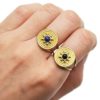 Bague-Large-Ajouree-avec-Medaille-Relief-Points-Acier-Dore-et-Pierre