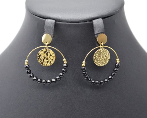 Boucles-dOreilles-Medaille-Martelee-Acier-Dore-et-Cercle-Pierres-Noires