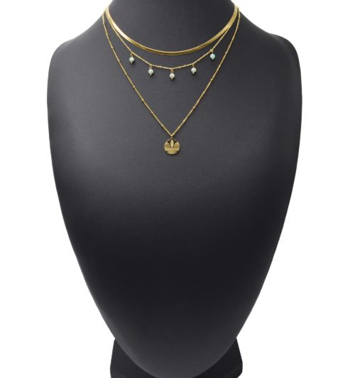 Collier-Triple-Chaines-Billes-Serpentine-avec-Medaille-Acier-Dore-et-Pierres-Vertes