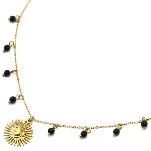 Collier-Fine-Chaine-avec-Soleil-Acier-Dore-et-Pierres-Noires