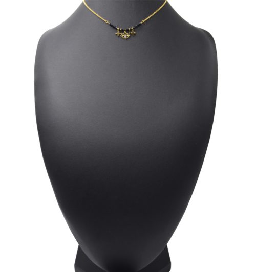 Collier-Chaine-avec-Oeil-Trefles-Acier-Dore-et-Pierres-Noires