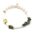 Bracelet-Perles-Blanches-et-dEau-Douce-Pierres-Vertes-et-Carre-Acier-Dore