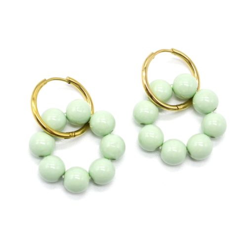 Boucles-dOreilles-Creoles-Acier-Dore-et-Anneau-Perles-Resine-Vert-Pastel