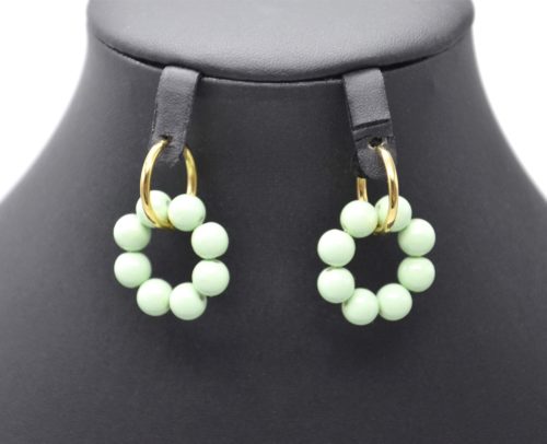 Boucles-dOreilles-Creoles-Acier-Dore-et-Anneau-Perles-Resine-Vert-Pastel