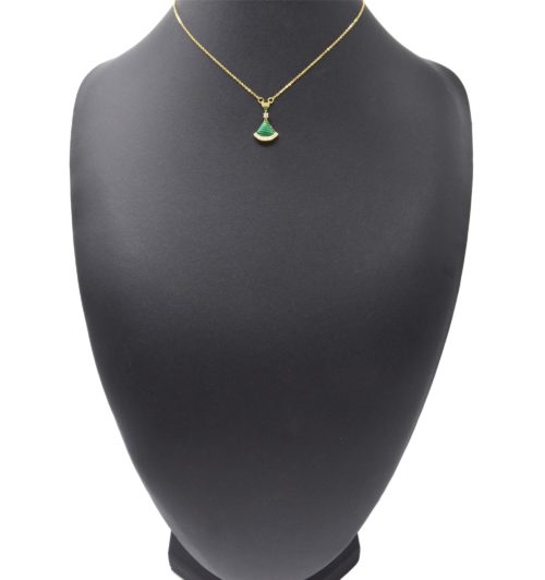 Collier-Chaine-Pendentif-Pierre-Verte-Bord-Strass-et-Contour-Acier-Dore