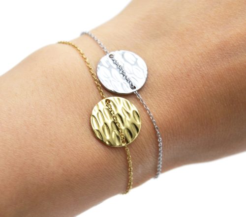 Bracelet-Fine-Chaine-avec-Medaille-Ronde-Martelee-Acier