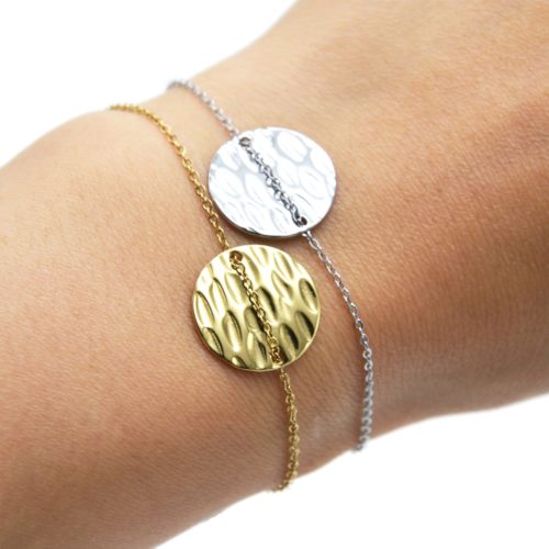 Bracelet-Fine-Chaine-avec-Medaille-Ronde-Martelee-Acier